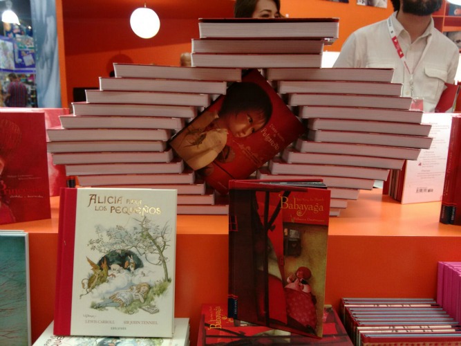 Colores y diversas figuras, el atractivo de acomodar libros